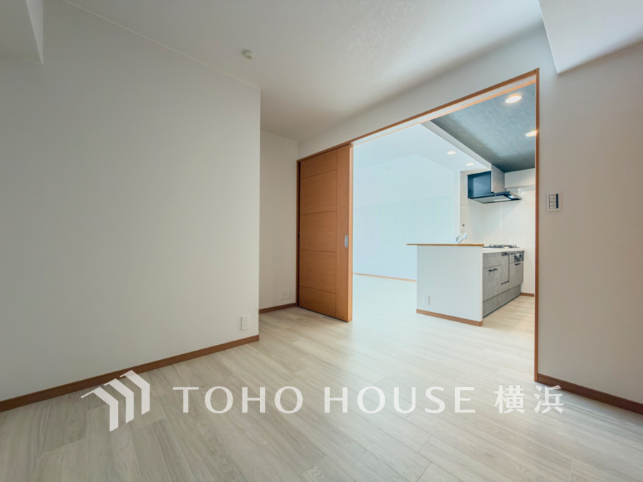 リビングに隣接した洋室は、引き戸を開け放してLDK空間を共有しながら開放的に使うこともできます。
