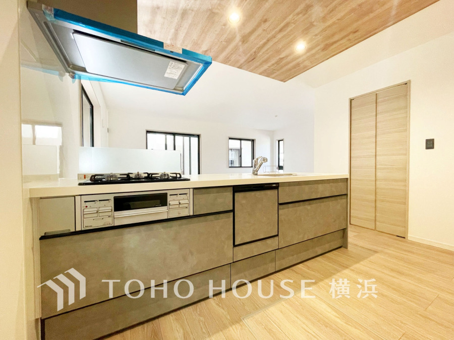 広く取られた対面キッチンは、リビングで寛ぐご家族と会話をしながらお料理が出来ます。高級感のあるカラーで空間をより上質な雰囲気にした、清潔感のあるデザインです。