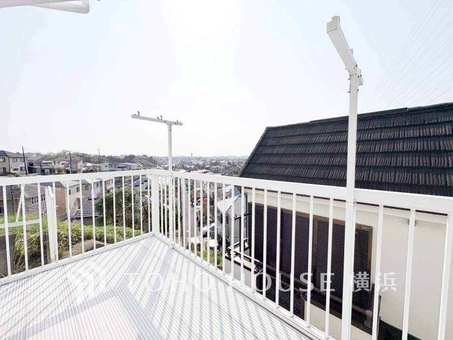 気持ちのいい空が見渡せる広いバルコニー。爽やかな風を感じて、心躍る素敵な暮らしがはじまります。