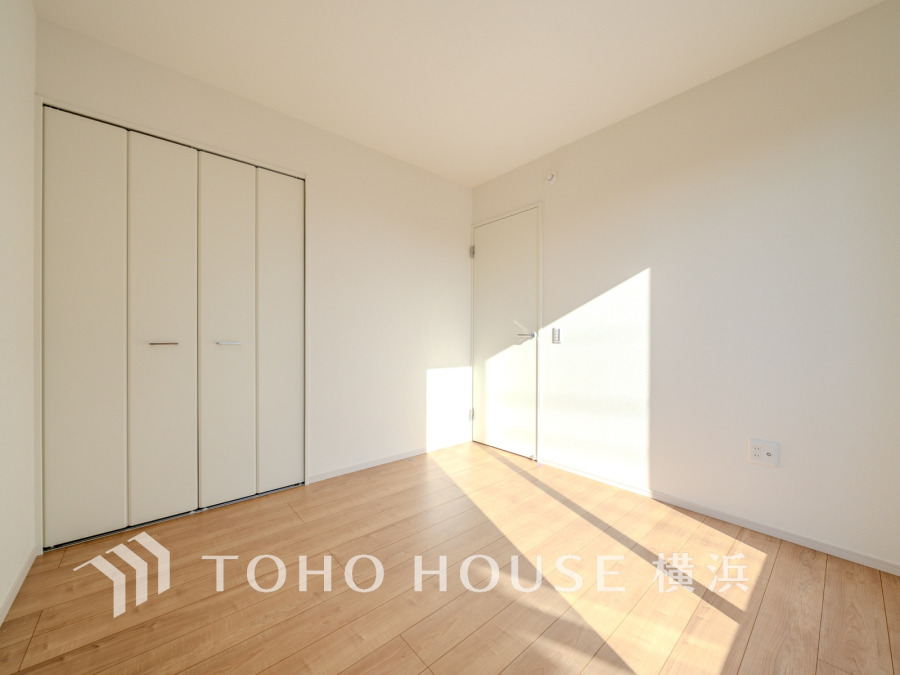 明るい自然光が差し込む、シンプルで清潔感あふれる洋室。大容量の収納スペースも魅力です。