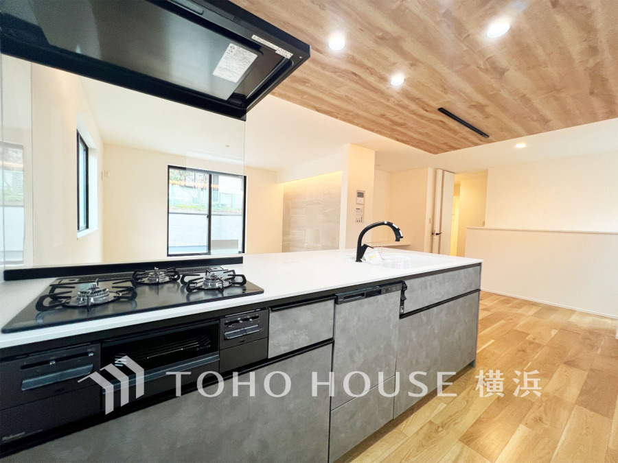 スタイリッシュなペニンシュラキッチンを採用。開放的なスペースでお料理をしながら会話も弾みます。
