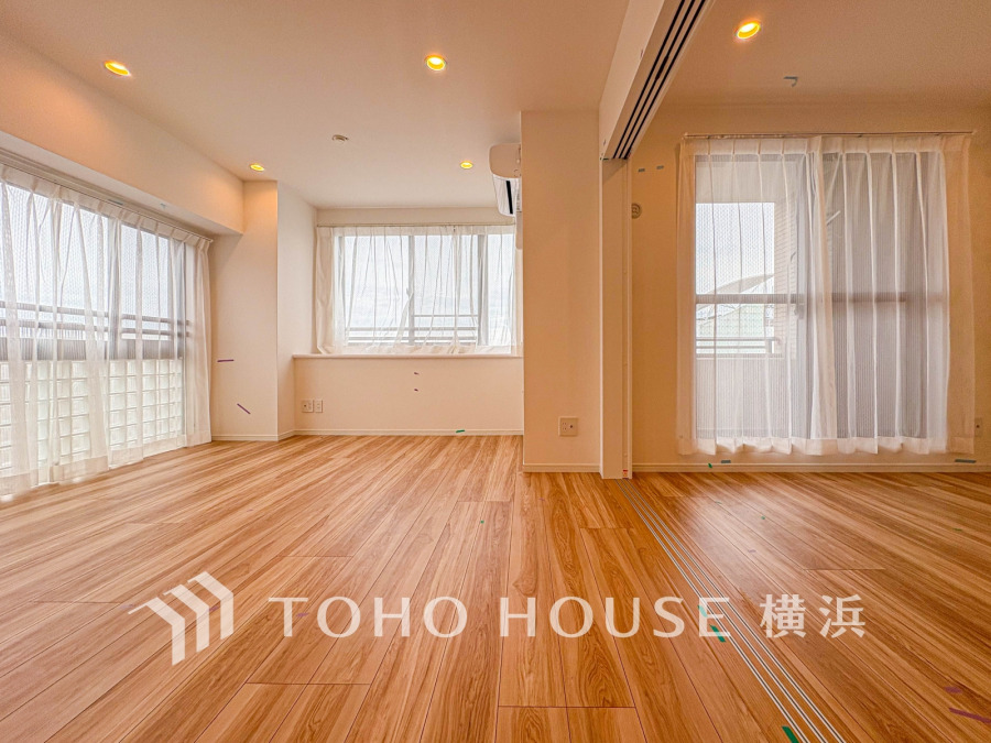 明るく開放的な空間が広がるLDK。室内には豊かな陽光が注ぎ込み、爽やかな住空間を演出。ホームパーティーでもゲストと一緒に料理を楽しみながら楽しい時間を過ごせそう。