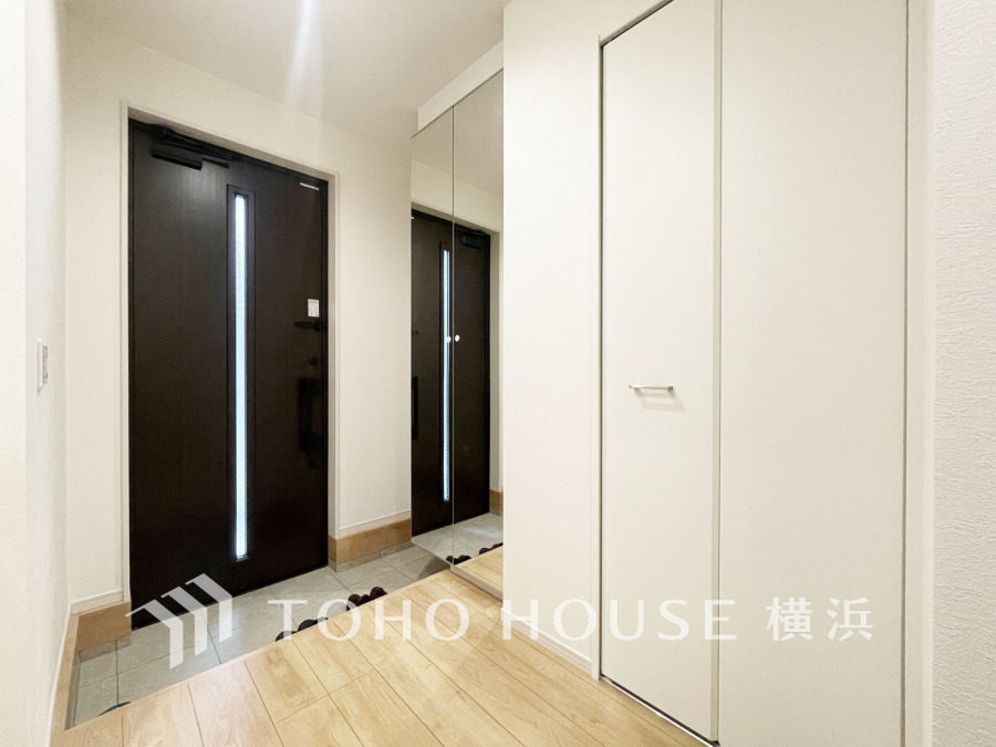 上質感漂う玄関と廊下。居住者の帰り、訪れる方を優しく迎える・安らぎに満ちた生活空間を予感させる。健やかな暮らしを楽しめることでしょう。