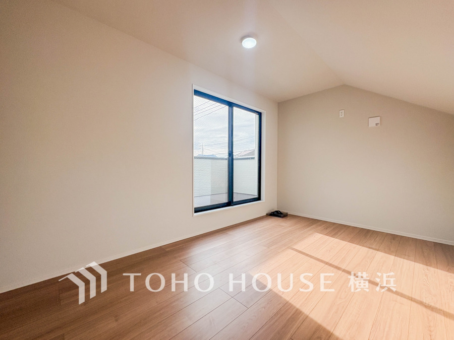 ひとりの時間をゆったり過ごしたり、静かな環境で趣味に打ち込んだり、自分時間を快適に過ごすプライベートルーム。大きな窓で彩られた空間は、心地よい風と伸びやかな眺めを愉しむ特等席に。