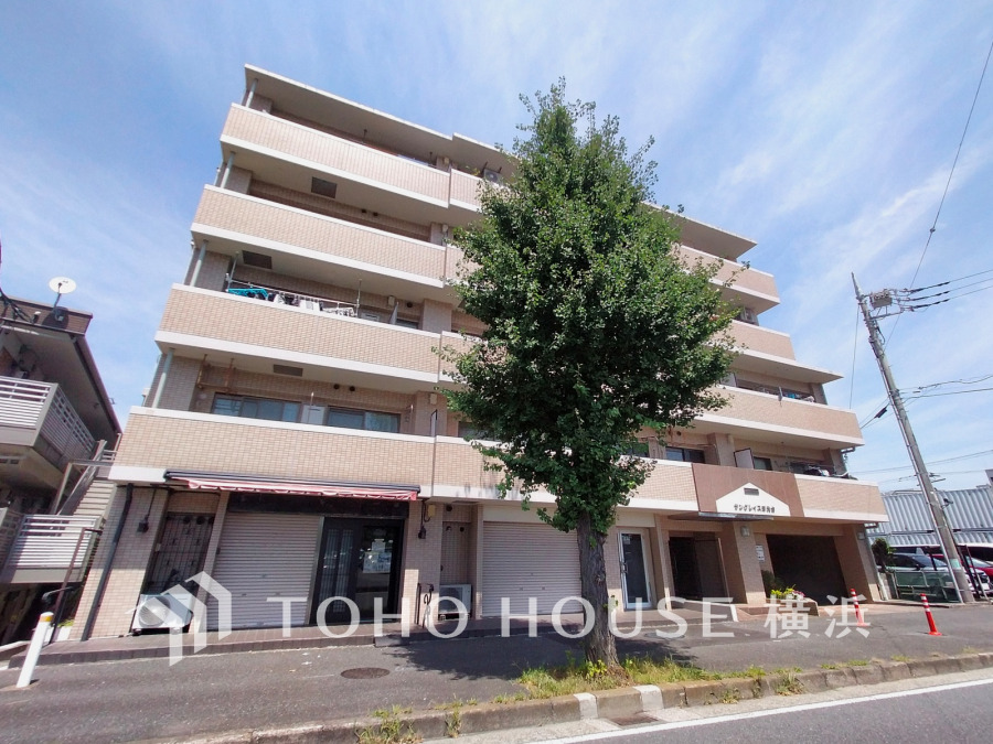 爽やかな青空の下に贅沢なほどに降り注ぐ陽光、豊かな居住性と、クオリティが見事に調和した住空間は、住まうことの喜びを感じさせてくれます。 