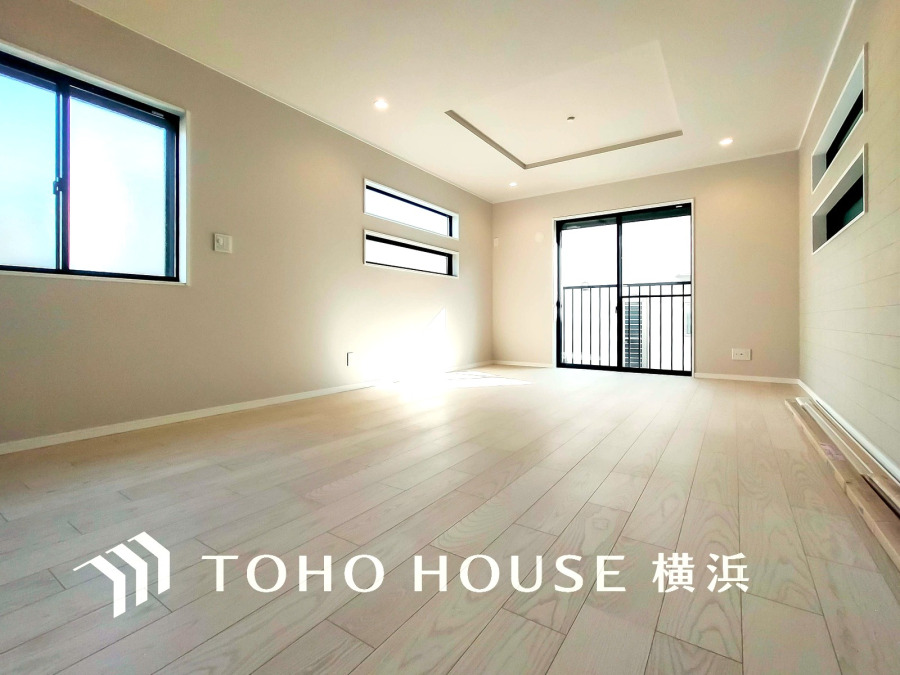 穏やかな時間の流れを楽しみ、寛ぎと笑顔が溢れるリビング。会話を楽しみ、ご家族の何気ない日常にいつもあたたかな幸せの花を添えます。