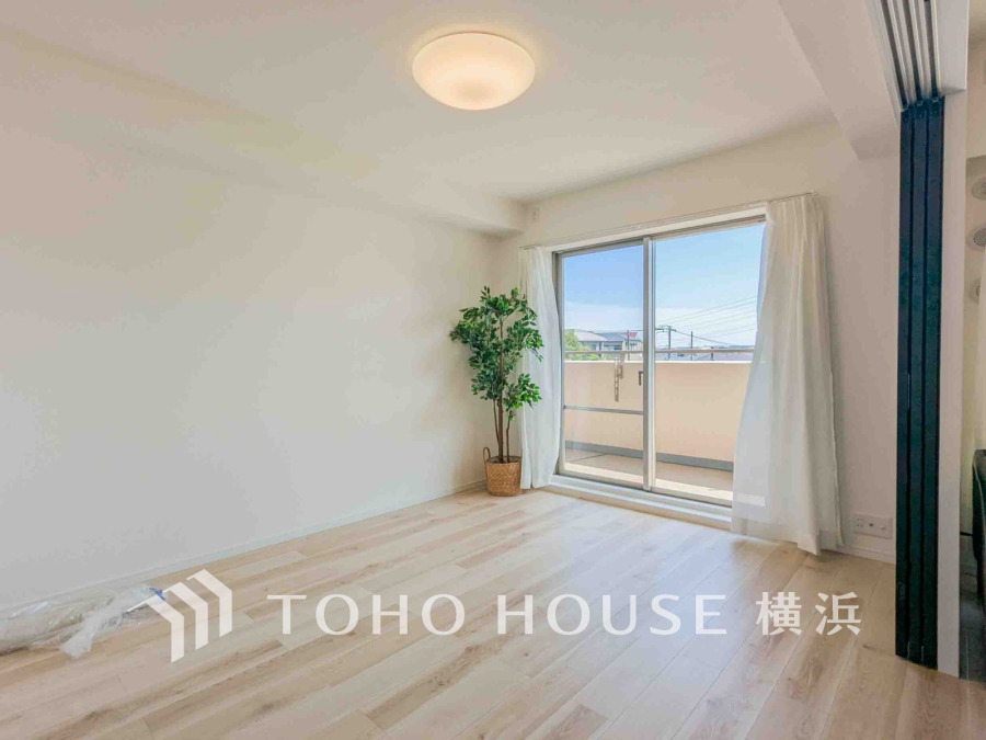 大きな窓からたっぷりと陽光が注がれる明るい空間。家族の成長に対応できる永住仕様の間取り。時を忘れて過ごす場所として過ごせるお部屋。