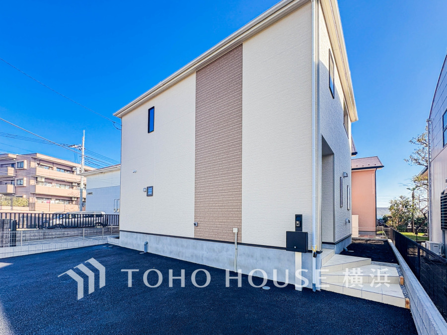 穏やかな風と陽光を導き、プライバシーに配慮された設計プランを採用し、居住性を一段と心地よいものにしています。周辺環境とのコラボレーションにより明るく開放的な空間を演出。