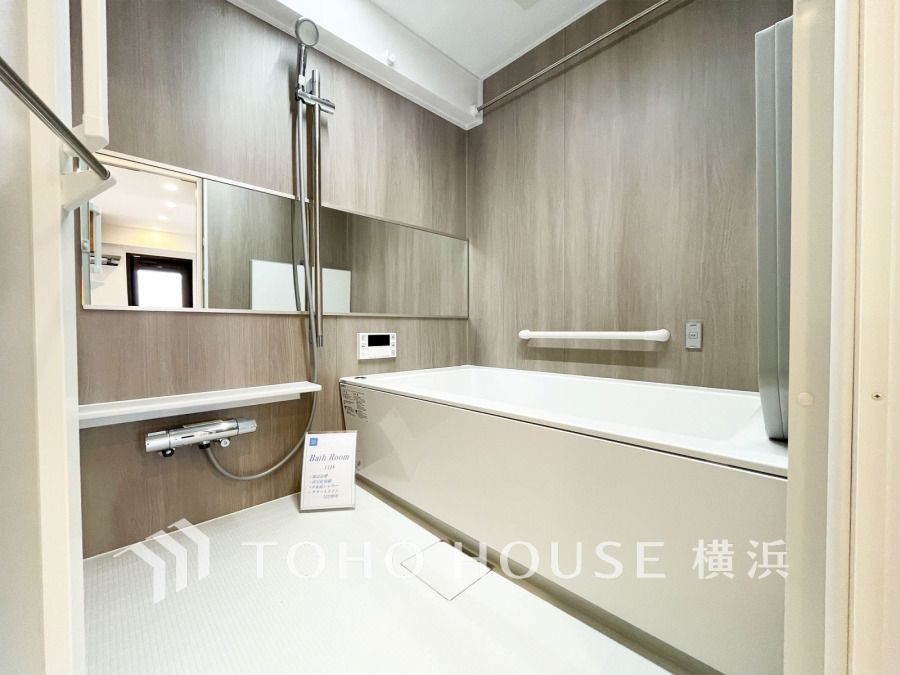 心地よいリラックスを叶える清潔感溢れる美しい空間。快適で機能的なバスルームです。
