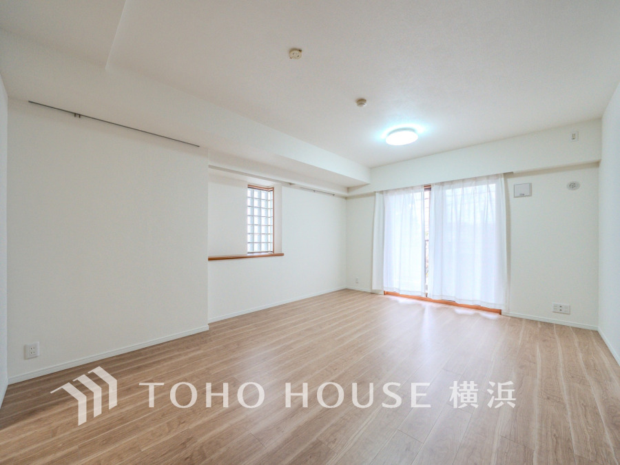 明るく開放的なLDK。柔らかな光が交差して、居心地のよい空間を作り出します。自然と家族が集まってくるような心地よい場所。