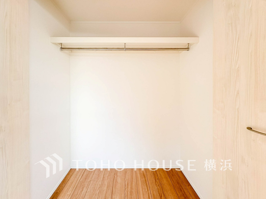 ひと目で収納物を確認できるウォークインクロゼットは、ゆとりの広さを備えた大型収納。数多くの衣類に加え、足元には引出しや衣装箱、シューズボックスなども収納することができます。