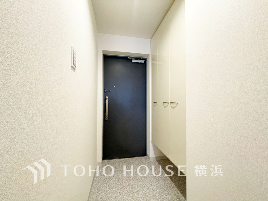 白を基調とした上質感漂う玄関と廊下。居住者の帰り、訪れる方を優しく迎える・安らぎに満ちた生活空間を予感させる。健やかな暮らしを楽しめそう。