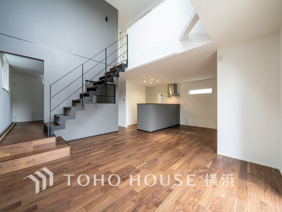 広々としたリビング・ダイニングは、光が広がるシンプルさがお洒落な内装。落ち着いた雰囲気に包まれて、伸びやかな空間のなかで、ゆったりと家族団らんのひとときを過ごせます。