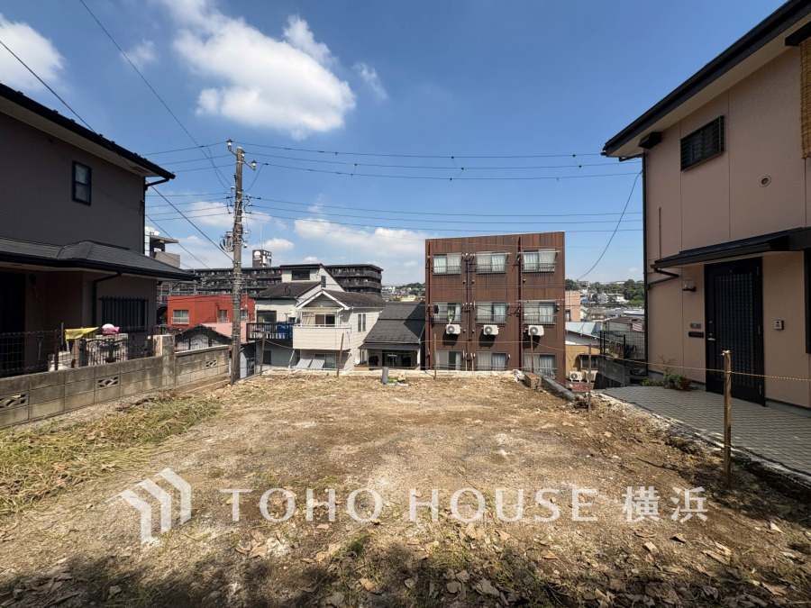 閑静な住宅街の陽当りに恵まれた土地。たくさんの想いが美しいカタチに彩られた時、そこにはひと時のくつろぎが生まれ、ゆっくりと愛着が育まれていきます。