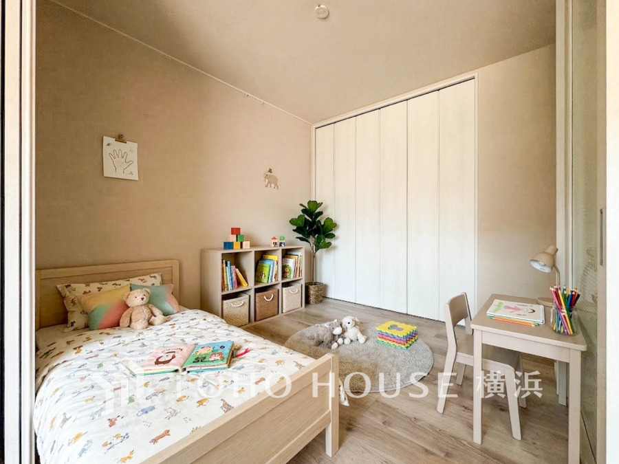 過ぎ行く時間をゆったりと感じることができる落ちついたプライベートルーム。リビングで楽しく過ごした後はゆっくり寛ぎの時間を満喫できます。静かな環境でリラックスタイムを愉しんで。