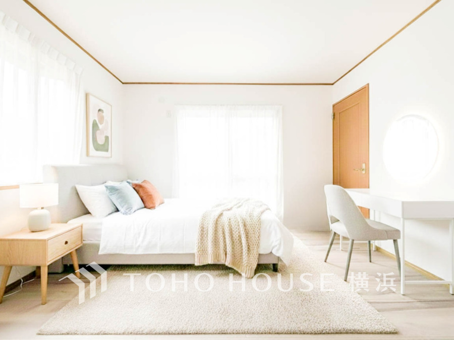 大きな窓からは快適な光を取り入れ、通気性能を上げる事で居心地の良い空間を演出します。多くの時間を過ごす住まいだからこそ、いつも快適な場所であるように心掛けています。（家具はAI加工です）