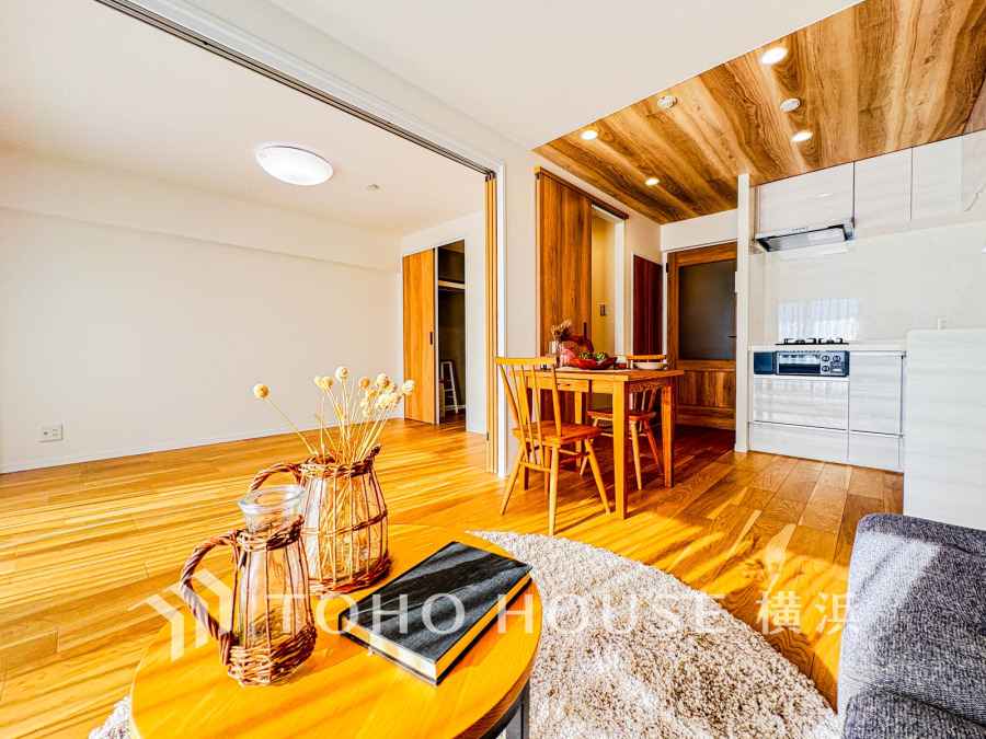 温かみのある木目と光あふれる空間が調和した、快適で開放的なリビングダイニングキッチンです。