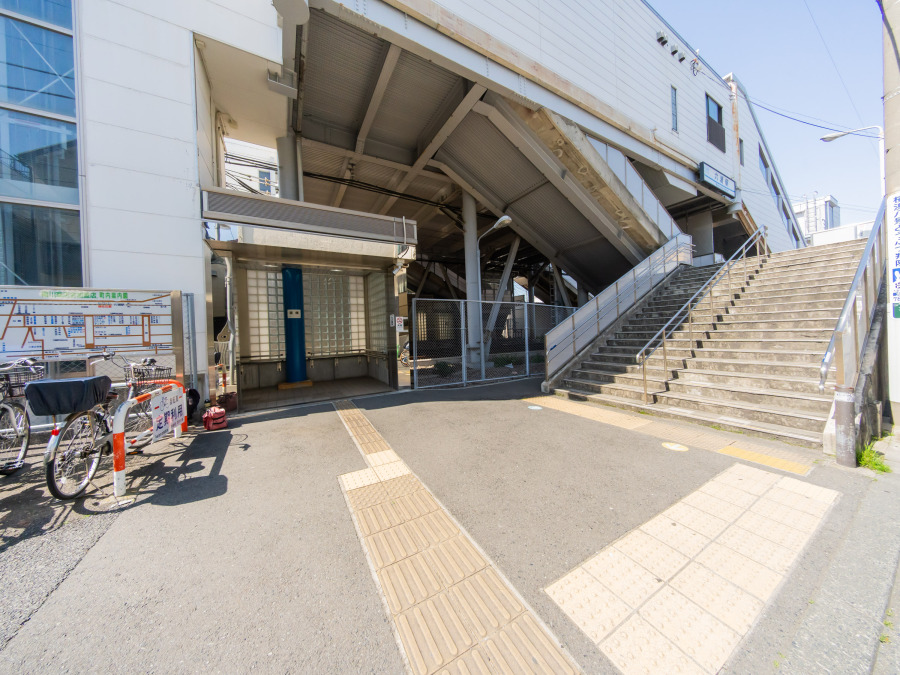 京浜急行逗子線「六浦」駅まで320m 。