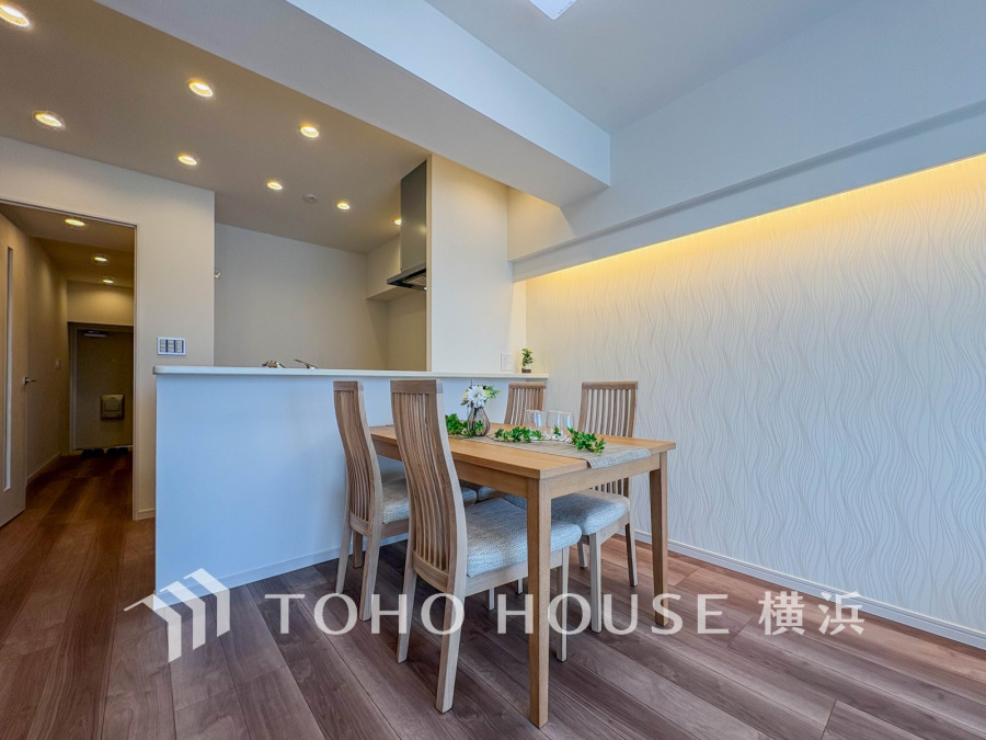 スタイリッシュな対面キッチンと一体感のあるダイニングスペース。