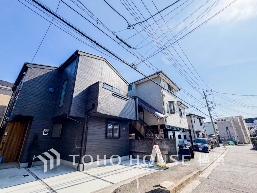 穏やかな風と陽光を導き、プライバシーに配慮された設計プランを採用し、居住性を一段と心地よいものにしています。周辺環境とのコラボレーションにより明るく開放的な空間を演出。