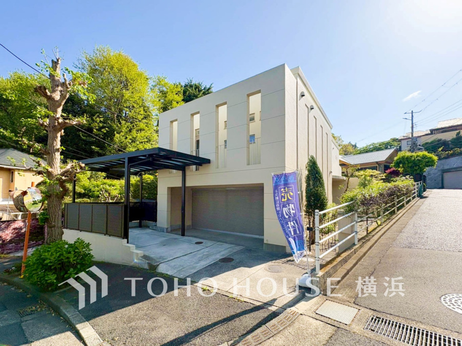 落ち着きある鎌倉エリア。緑豊かな閑静な住宅街に佇む、スタイリッシュなRC造の優雅な佇まい。