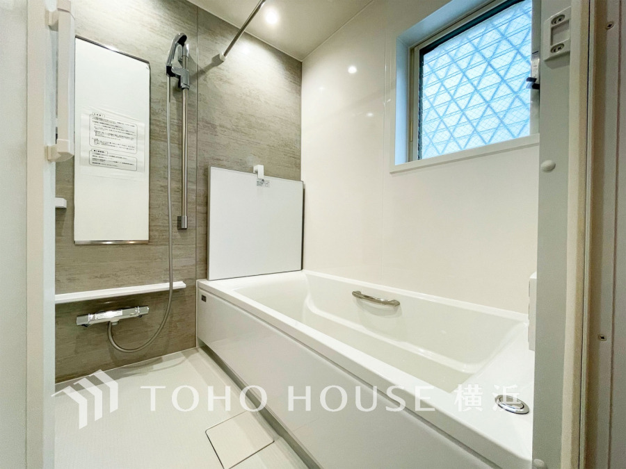 1日の疲れを取り心身を癒すことができる住まいの中のリラクゼーション空間、バスルーム。心からゆったりと寛いでいただけるよう、柔らかな色合いで仕上げています。