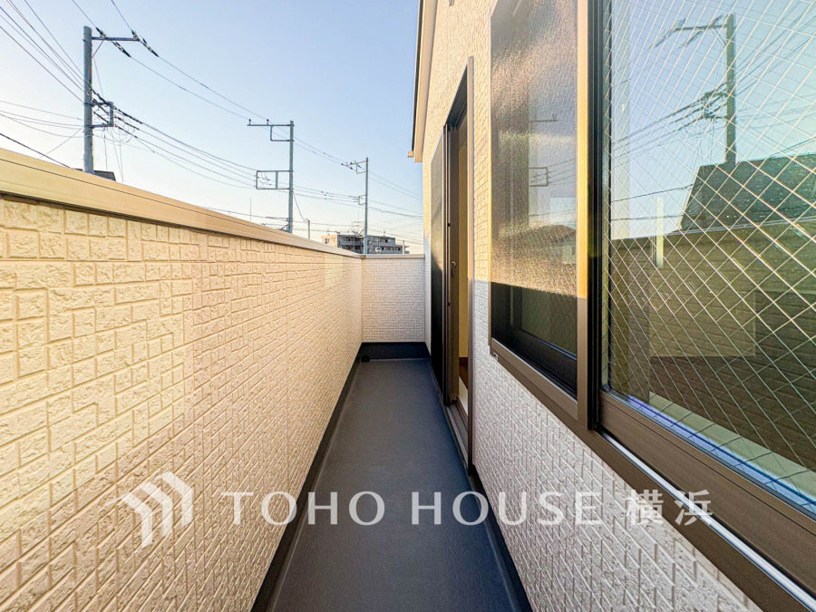 南向きの明るいバルコニー。爽やかに光と風を感じる空間です。
