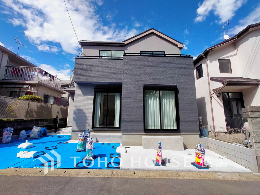 風を感じ青い空から太陽の恵みを感じる温もり溢れる佇まい。住む人を映し出す洗練された佇まいは、いつまでも輝き続けながらいつしか街の風景に溶け込んでいきます。
