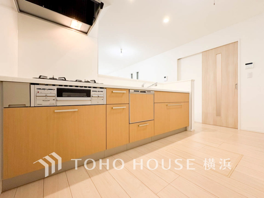 木目調の温かみあるキッチンは収納豊富で使いやすく、明るい空間が家族の団らんを演出します。