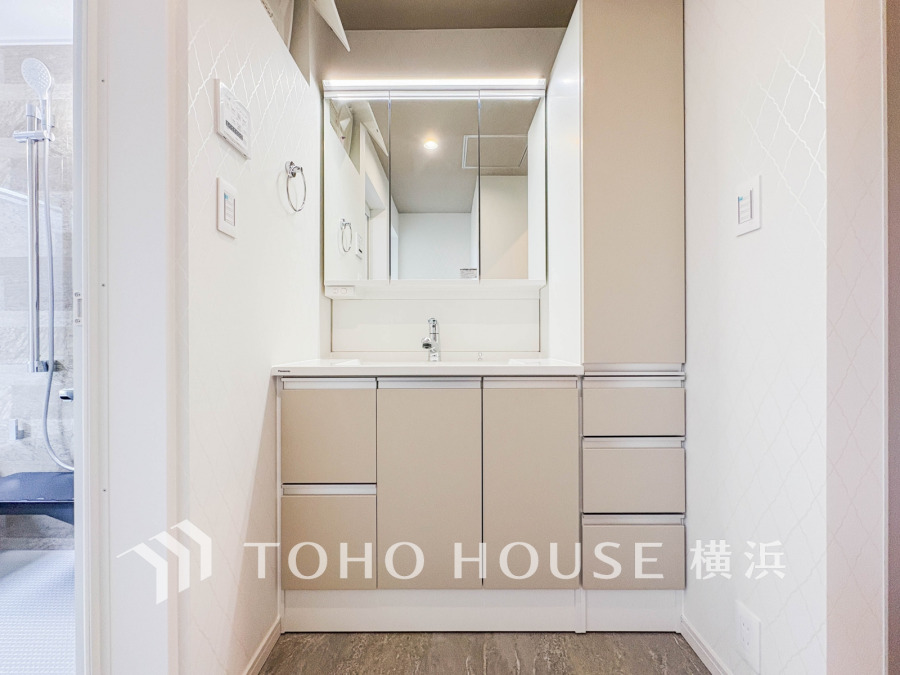 1日の疲れを癒すバスルームは、心地よいリラックスを叶える清潔感溢れる美しい空間です。心からゆったりと寛いでいただけるよう、ゆとりのスペースを確保しています。