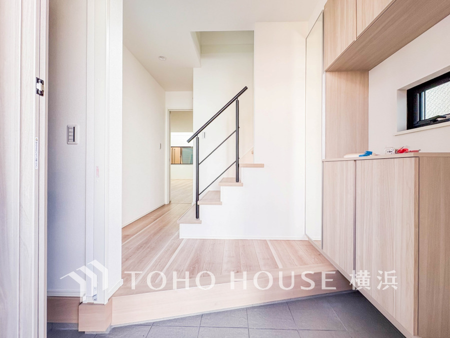 収納豊富なシューズボックスで、すっきりとした空間を実現しています。