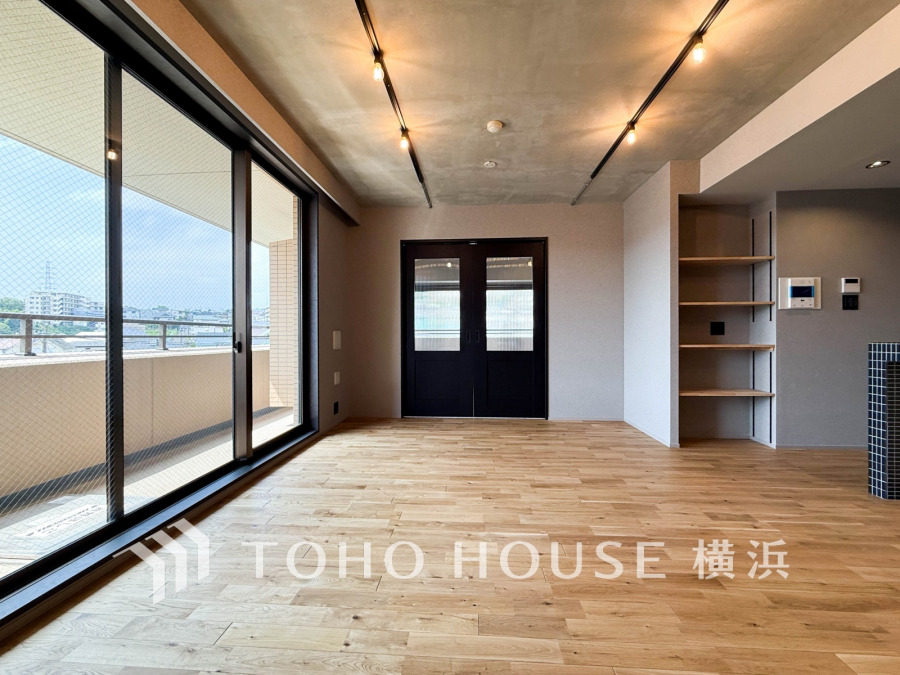 明るく開放的な空間が広がるLDK。室内には豊かな陽光が注ぎ込み、爽やかな住空間を演出。ホームパーティーでもゲストと一緒に料理を楽しみながら楽しい時間を過ごせそう。