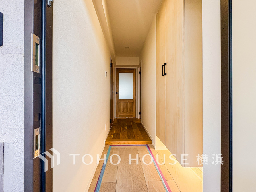 明るく清潔感のある玄関ホールは、収納力豊富なシューズボックスとフラットな床で使いやすさ抜群です。