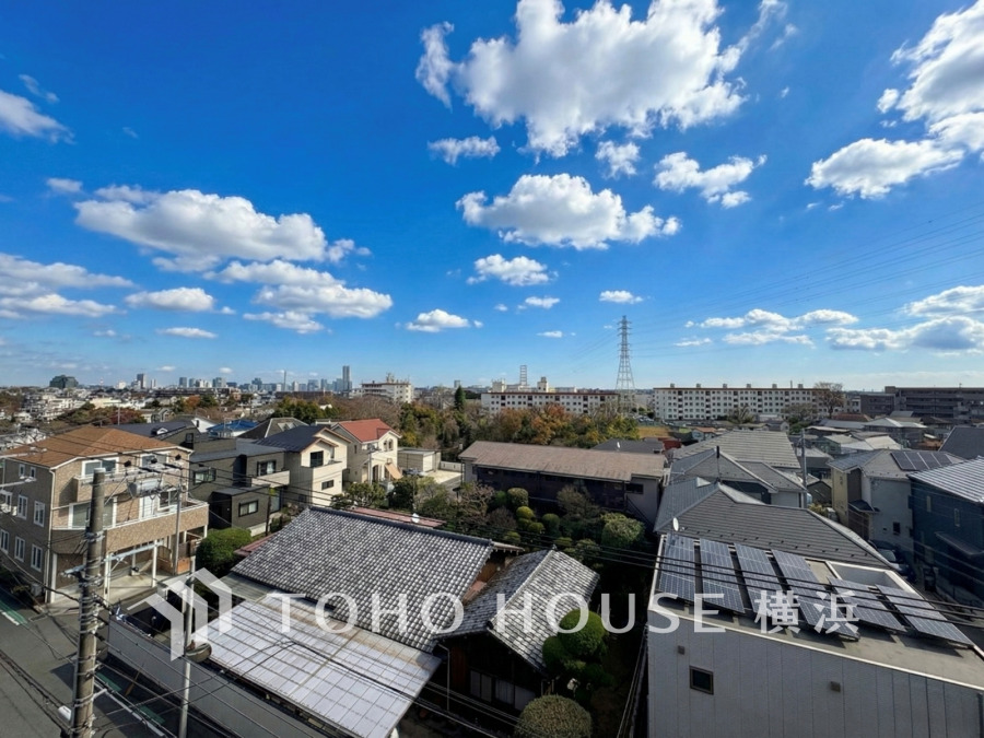 開放感あふれる眺望と青空が広がる、閑静な住宅街の快適な住環境を実感できます。