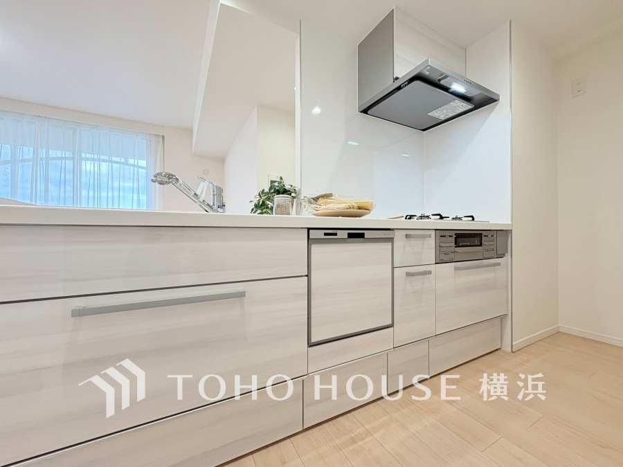 家事動線やリビングとのつながりに配慮し、食事の準備や片付けなどの家事を楽しくするキッチンスペースに仕上げました。毎日使う場所だから気持よく使えて、居心地の良い空間に。