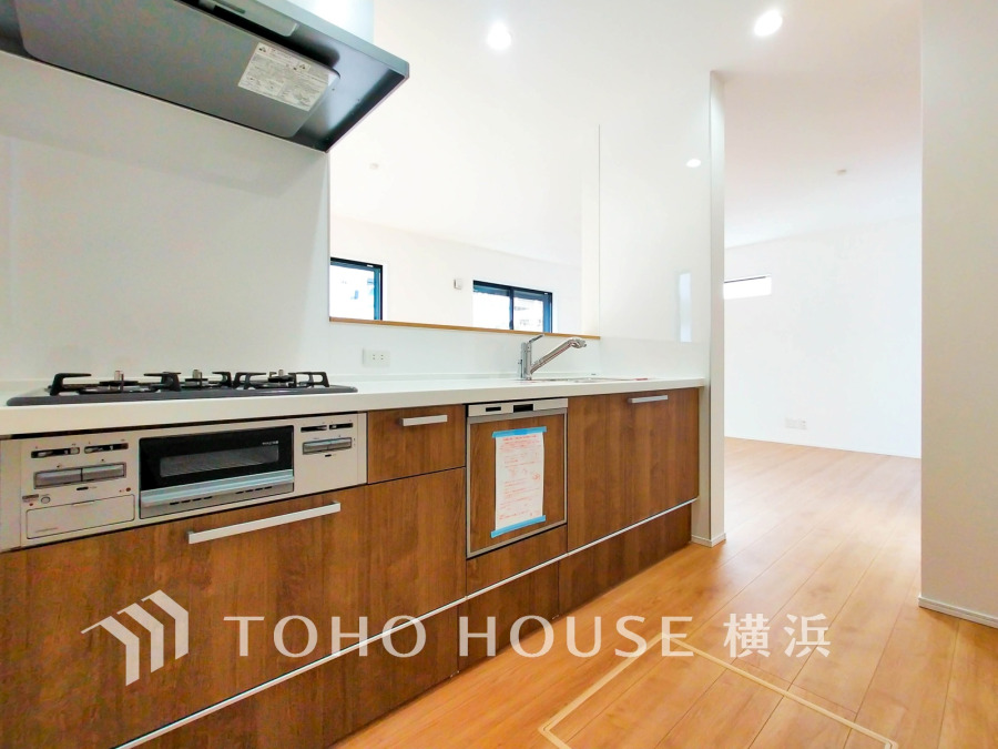 スタイリッシュな対面キッチンを採用。リビングが見渡せるので、お子様を安心して遊ばせながら家事ができ、リビング学習をするお子様にも声がかけやすい自然な距離感。 