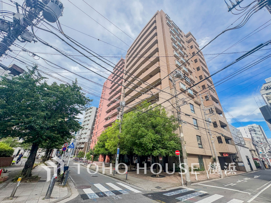 陽射しを受けて輝く時間、街灯に照らし出される夕暮れ時。様々なシーンで違った魅力的な表情を見せてくれます。住まう方のプライドを満たすクオリティを備えています。