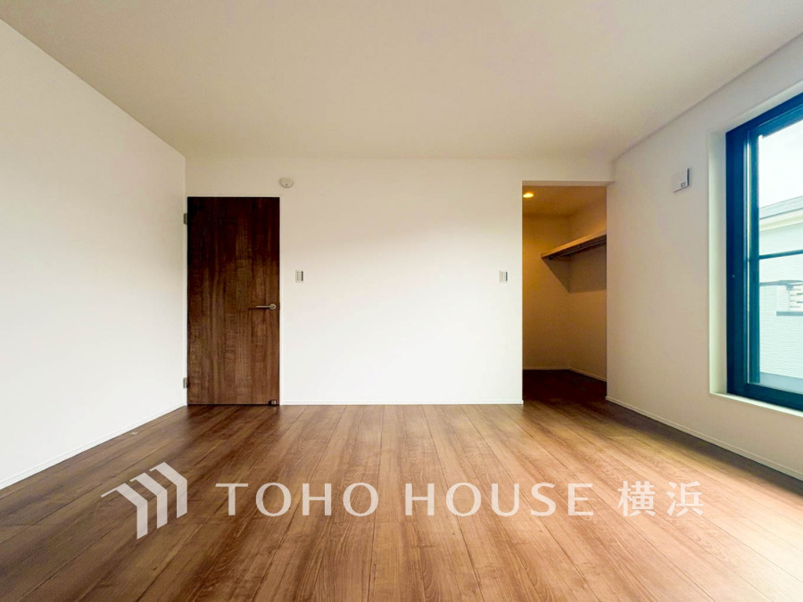 1日の疲れを癒し、心地よく寛げるようゆったりとした広さを確保しています。プライベートタイムをより優雅に穏やかに…。落ち着いた雰囲気を紡ぎます。