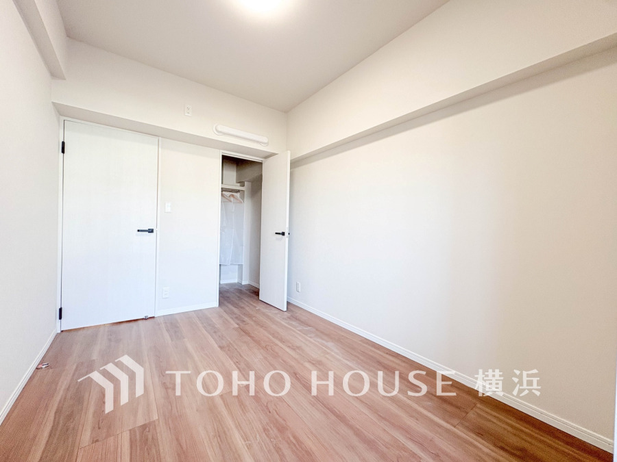 シンプルで明るい室内に広々とした収納スペースを備えた快適な居室空間です。