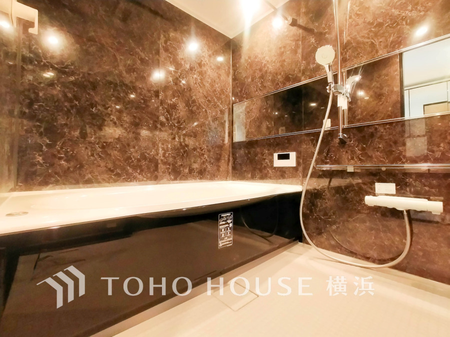 上質が感じられる質感とカラーリングで、清潔な空間美を実現。一日の疲れが癒される優雅なバスタイムを堪能できるゆとりあるバスルームです。