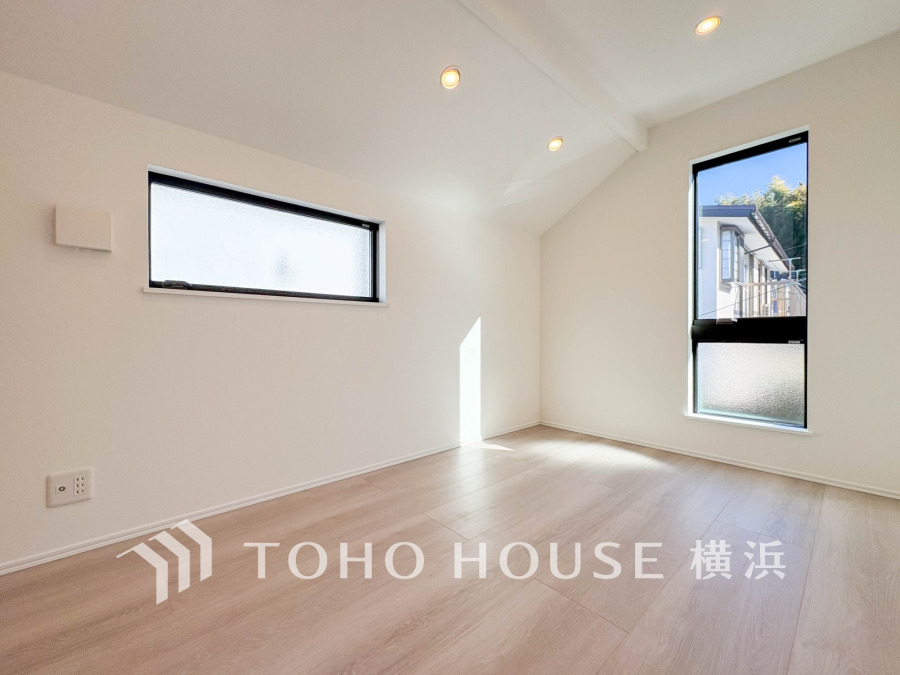 過ぎ行く時間をゆったりと感じることができる落ちついたプライベートルーム。リビングで楽しく過ごした後はゆっくり寛ぎの時間を満喫できます。静かな環境でリラックスタイムを愉しんで。