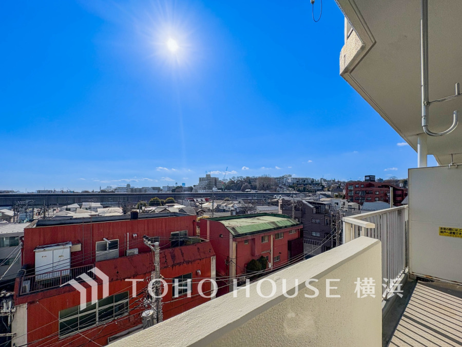陽光あふれるバルコニーから開放的な街並みを一望。快適な住環境を実感できる眺望です。