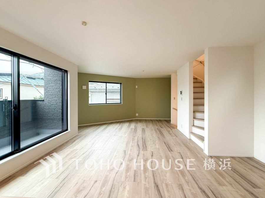 広々としたリビングダイニングは、シックでモダンな内装。落ち着いた雰囲気に包まれて、伸びやかな空間の中で、ゆったりと家族団らんのひとときを過ごせます。