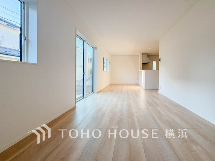 明るい光が差し込む開放的なリビングダイニング。シンプルなデザインで家具の配置も自由自在です。