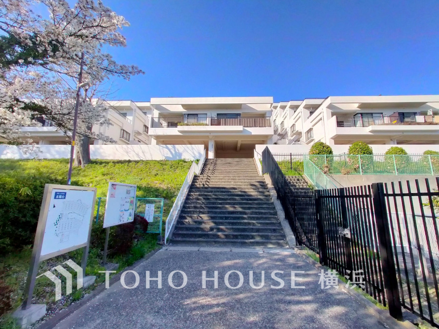 爽やかな青空の下に贅沢なほどに降り注ぐ陽光、豊かな居住性と、クオリティが見事に調和した住空間は、住まうことの喜びを感じさせてくれます。 