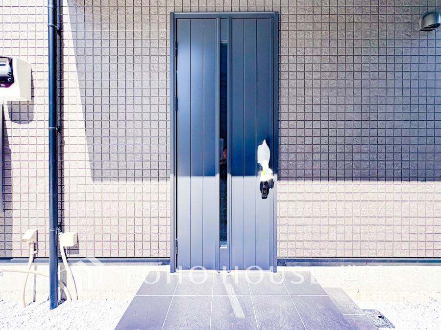 お客様をお迎えする玄関は落ち着いた雰囲気。帰り着くたびに洗練されたテイストの空間に迎えられ誇りと喜びを感じる玄関まわりです。