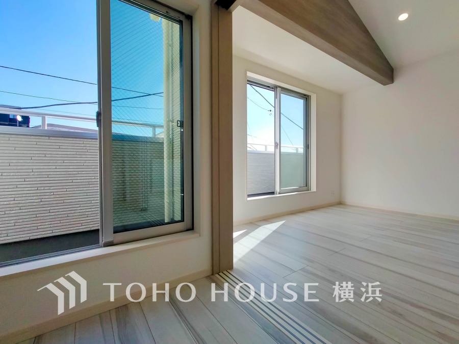 柔らかな光が広がり、デザインされた美しい内装が織り成す家族の集う場所。楽しい会話やさまざまな時が織りなすご家族の時間が丁寧に紡がれていく大切な空間。