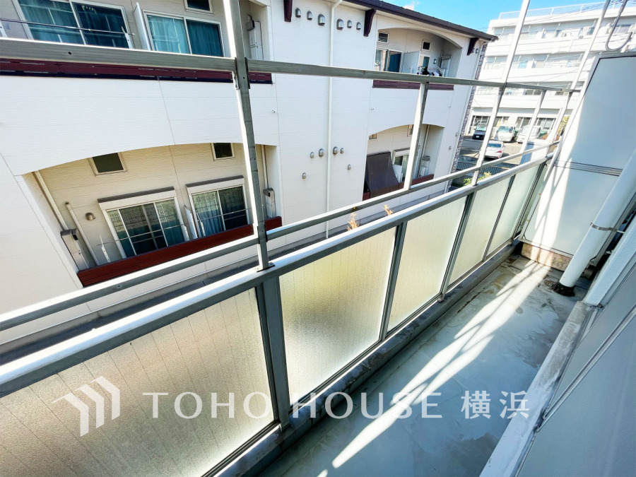 暮らしの中で光と風を演出してくれるバルコニー、見事なまでの開放的な空間を演出しながら、プライベート性も確保された空間は我が家の自慢。