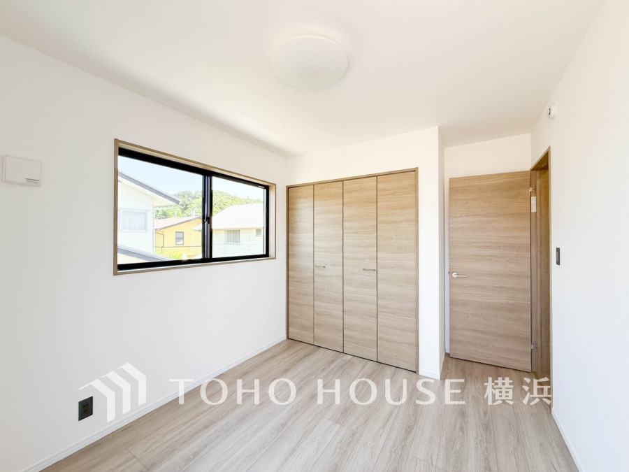 明るい光で満たされ、心地よい時間の流れと共に、愛着の増してくるお住まい。あたたかで和やかな家族の暮らしをずっと大切に包み込む優しさが込められています。