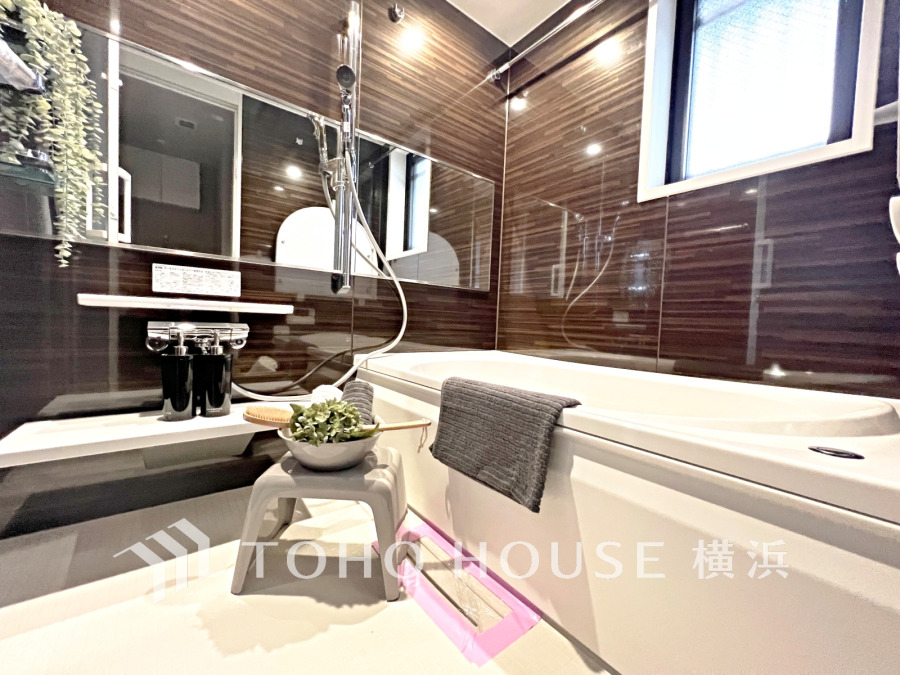 上質が感じられるカラーリングで、清潔な空間美を実現。一日の疲れが癒される優雅なバスタイムを堪能できるゆとりあるバスルームです。